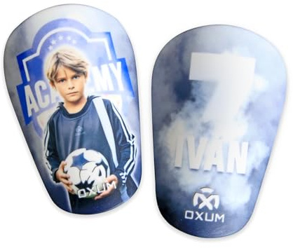 Personalisierte Mini-Fußball-Schienbeinschoner für Kinder & Erwachsene – Mit Nummer, Foto, Name & Wappen. Inkl. Geschenkbeutel. Größe: M 10x6cm / S 8,3x5,5cm.