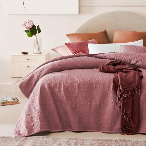ROOM99 Leila Elegante Tagesdecke in Rosa 220 x 240 cm Vielseitige Wohndecke als Bettüberwurf oder Sofaüberwurf Überwurfdecke für Bett und Sofa Steppdecke Stil Ideal als Bedspread