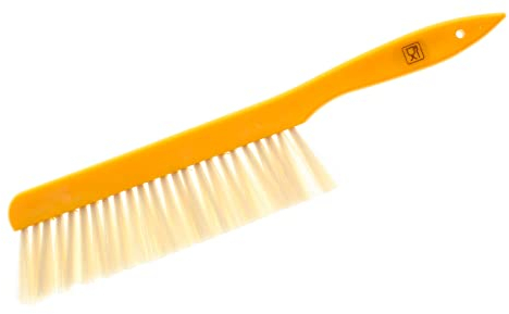 Kleiner Bienenbesen mit gelbem Kunststoffgriff und weißen Perlonborsten