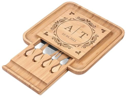 Maverton Tagliere per formaggio e salumi in legno, quadrato | H4 cm x L34 cm, con un’incisione personalizzata, regalo SanValentino per coppia, le nostre iniziali