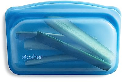 Stasher Snackpåse (Blåbär) | Återanvändbara fryspåsar för resor och matförvaring, silikon väska med dragkedja | 21 cm x 14 cm x 1,3 cm/290 ml