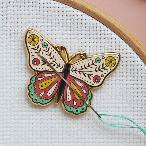 Caterpillar Cross Stitch Needle Minder – Schmetterling für Kreuzstich, Nähen, Stickerei und Handarbeit, Zubehör, Emaille und Magnet