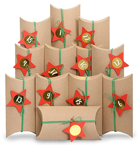 Papierdrachen Adventskalender 2025 - braune Pillowboxen mit goldenen Zahlenstickern und roten Sternen und grünem Band - DIY Set zum Befüllen