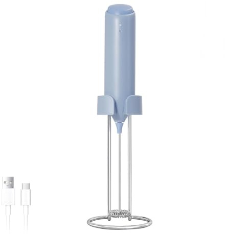 ELMWAY Rechargeable Milk Frother – Handheld Electric Whisk for Coffee, Latte & Matcha, Ergonomic Grip with Charging Stand or Wall Mount Holder – Blue