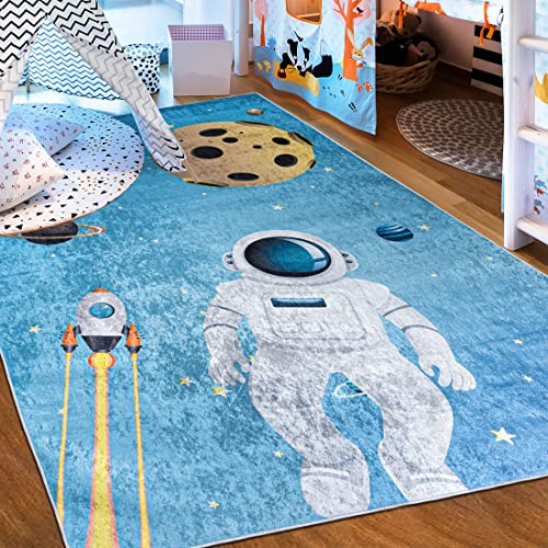 Mazovia Spielteppich Kinderzimmer 80x150cm Blau Weltraum Pflegeleicht | Kinderteppich für Schlafzimmer Spielzimmer Jungen Maschinenwaschbar Rutschfest Allergikerfreundlich Wetterfest Kurzflor