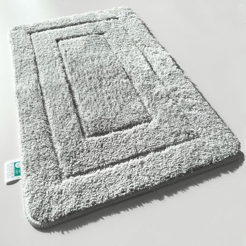 KARAT Badteppich Atlantis - extra flauschig & schnelltrocknend - Badezimmerteppich mit rutschsicherer Rückseite - Badematte Duschvorleger (50 x 80 cm, Silbergrau)