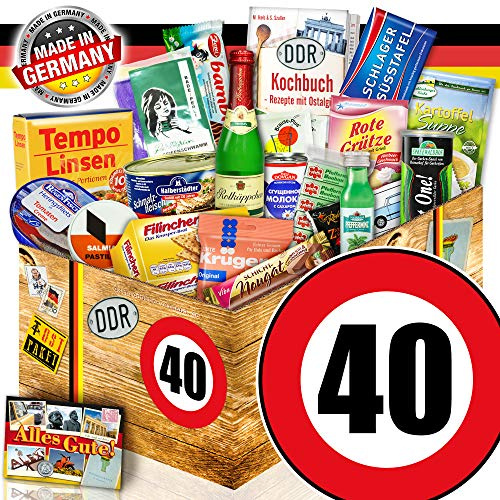 Ostalgie Spezialitätenbox - 18 DDR Produkte & Kochbuch zum 40. Geburtstag | Geschenkbox für Männer und Frauen mit Kult-Artikeln, Rotkäppchen Sekt, Zetti, Filinchen, Spreewaldgurke und Ost-Rezepten