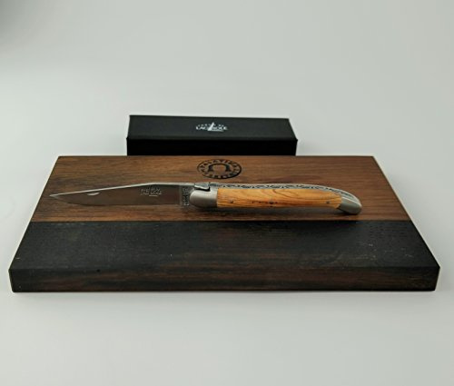 Forge de Laguiole Coffret cadeau | Couteau de poche de qualité supérieure avec lame de 12 cm | Manche en olive + planche à découper en bois de fût (chêne) 25 x 15 cm