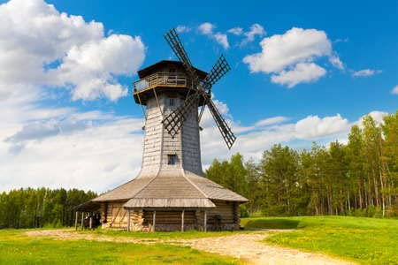 adrium Holz-Bild 90 x 60 cm: Hölzerne Windmühle auf Hintergrundhimmel mit Wolken. Naroch-See, Myadel-Region, Weißrussland(171516169)