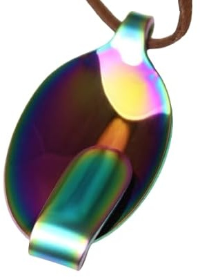 Schmuck aus Besteck in Regenbogenfarben, wie Anhänger aus Löffeln, ist eine einzigartige Schmuckform.