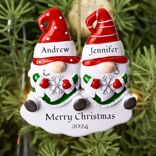 Bemaystar Personalisierte Weihnachtsdekoration Familie - Set mit 2, 3, 4, 5, 6 personalisierten Wichteln mit Namen für Tannenbaum, Weihnachtskugel mit Namen 2025, Geschenk für 2 Personen & Familie