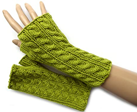 Armstulpen grün hellgrün kiwigrün mit Zopfmuster aus Wolle handgestrickt