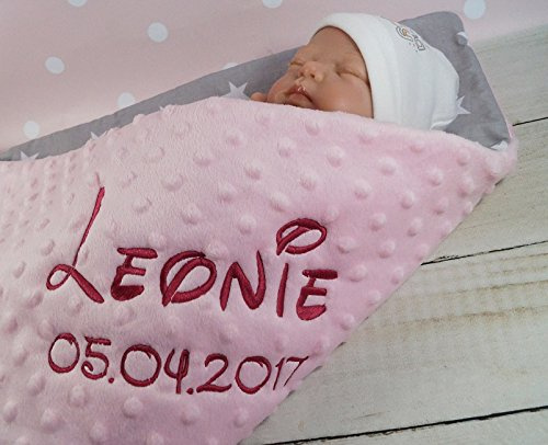 BotoBaby ★ Zweilagige Babydecke mit Namen und Datum Bestickt ★ Minky ★ Baumwolle ★ Füllung ★ (Rosa - Sternen 3, 75 x 100 cm)