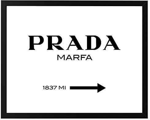 Deqosy Bild Modeschild Wegweiser zum konsumkritischen Marfa Kunstwerk in Texas, schwarz gerahmt 50 cm breit x 40 cm hoch, Dekoration, Kunstdruck, Dekoration für Haus (Schwarz gerahmt 50 cm x 40 cm)