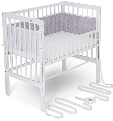FabiMax Baby Beistellbett für Boxspringbett, TÜV geprüft 2022, inkl. Matratze und Nestchen aus Netzstoff, Buche massiv weiß, Comfort/graue Würfel