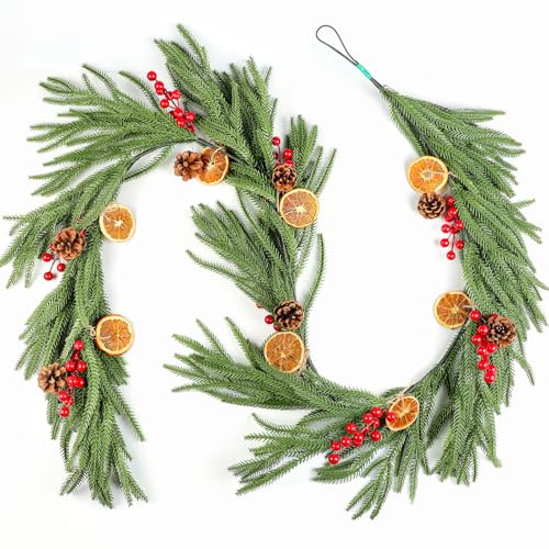 Songjum 1,8 m Guirlanda de Pino Norfolk Verde Artificial Realista con Bayas Artificiales Piñas Naturales y Rodajas de Naranja Seca para DIY Mesa Chimenea y Decoraciones Navideñas