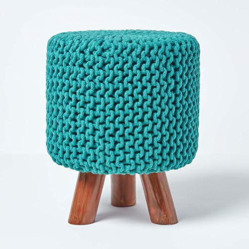 Homescapes Kleiner runder Strick Sitzhocker mit Holzbeinen, blaugrüner Fußhocker 32 x 32 x 42 cm, Strickhocker mit grob gestricktem Bezug aus 100% Baumwolle, Petrol