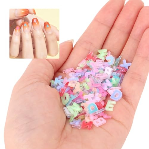 300pcs Charms pour Nail Art Lettres, Breloques Nail Art en Forme de Lettres de l'Alphabet en Résine Colorée à Dos Plat Accessoires Manucure Pratiques pour Fournitures Bricolage Maison