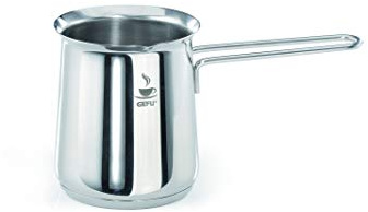 Gefu Aufschäumbecher Claudio 300 ml - Induktion Edelstahl Milchkännchen | Für Induktionsherd geeignet - Kännchen mit Sandwichboden und Ausgießnase - Ideal für Latte Art Milchschaum & Cappuccino