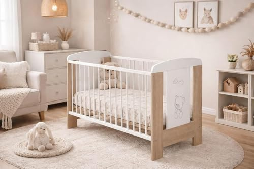 Baby Happy Bliss Babybett Kinderbett 120x60 cm aus massivem Buchenholz – 3-Fach höhenverstellbar, 3 herausnehmbare Sprossen, EN 716 geprüft – Weiß/Sonoma, Bär | Modell Kamil