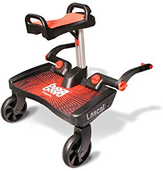 Lascal BuggyBoard Maxi+, Kinderbuggy Trittbrett mit großer Stehfläche und Saddle, Kinderwagen Zubehör für Kinder von 2-6 Jahren (22 kg), kompatibel mit fast jedem Buggy und Kinderwagen, rot