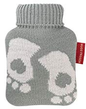 Hugo Frosch Mini-Wärmflasche 0,2 l mit grünem Strickbezug Motiv Füße | kleine Mini-Bettflasche Made in Germany, auslaufsicher & langlebig, mit kuscheligem Überzug, abnehmbar & waschbar