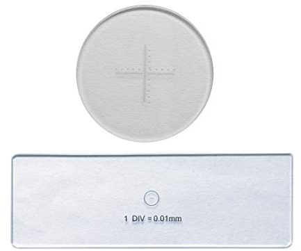 MUHWA Mikroskop Okular-Mikrometer, 24 mm Durchmesser, 0,01 mm Stufenmikrometer, Glas, LED, farblos, 75 x 25 x 1 mm, 1000x Vergrößerung