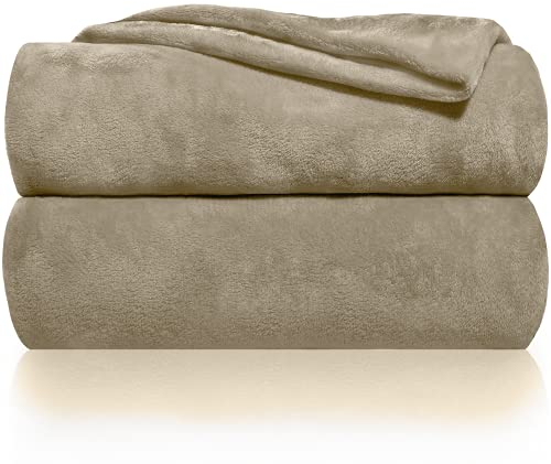 Gräfenstayn® Kuscheldecke flauschig & super weich - hochwertige Fleecedecke auch als Wohndecke, Tagesdecke, Sofadecke & Wohnzimmer geeignet - Überwurf Decke Sofa & Couch (Hellbraun, 240x220 cm)