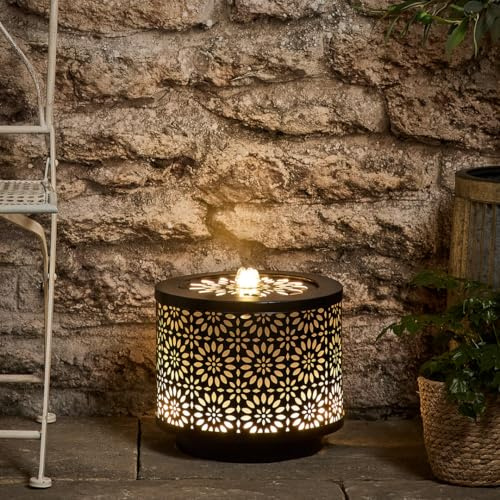 Lights4fun Gartenbrunnen „Lucia“ | Wasserspiel mit warmweißen LEDs | mit Stromanschluss | Deko für Innen & Außen Garten & Balkon | aus schwarzem ausgestanztem Metall | Maße 25 cm x 30 cm x 30 cm