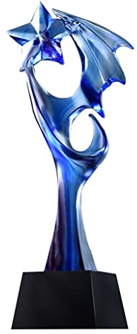 Pokale, Medaillen Auszeichnungen Halten Einer Ehrentrophäe Meistertrophäe des Gesangs- Und Tanzsportwettbewerbs Trophäe Aus Glaskristall Preise Und Auszeichnungen Gravur Trophäe Pokale