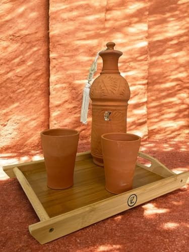 JARRE EN TERRE CUITE DECORÉ : UNE MANIÈRE NATURELLE DE PURIFIER VOTRE EAU - ENSEMBLE COMPLET AVEC 2 TASSES ET UN PLATEAU EN BOIS INCLUS, CAPACITÉ DE 2 + ou - LITRES.