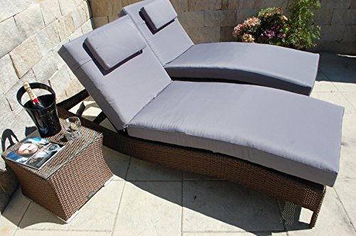 Ragnarök-Möbeldesign PolyRattan Sonnenliege Deutscher Hersteller - 8 Jahre GARANTIE Polster Tisch Glasplatte 2 Sonneliegen Set Belastbar 180Kg braun Gartenmöbel Rattan Polster grau