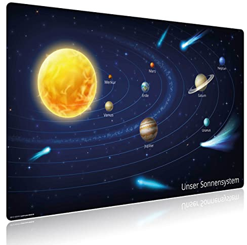Die Original Schreibtischunterlage für Kinder – “Sonnensystem Weltall“ Planeten, Weltraum auf deutsch – aus Premium Vinyl für ergonomisches Schreibgefühl – 65x40cm – abwaschbar – Made in Germany
