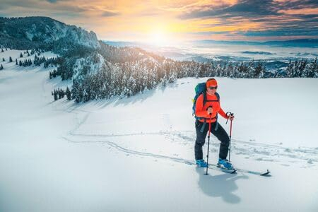 AluVerbund-Bild 140 x 90 cm: Fröhliche Rucksacktouristin auf frischem Pulverschnee, Skitouren auf den verschneiten Pisten. Backcountry-Skifahrerin mit (131835311)