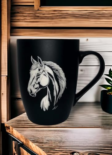 Tasse mit Gravur – auf Wunsch auch mit Text – gummierte Oberfläche – Farbe Schwarz-Porzellan-Personalisiert- Geschenk (Pferd)