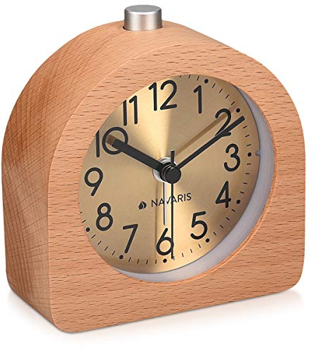 Navaris Analog Holz Wecker mit Snooze - Retro Uhr Halbrund mit Ziffernblatt Gold Alarm Licht - Leise Tischuhr ohne Ticken - Naturholz in Hellbraun