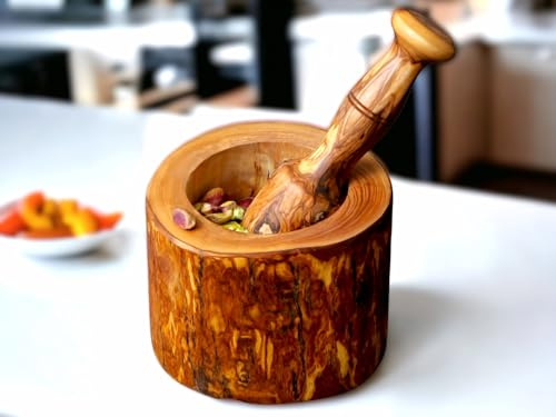 Mortier et pilon en bois d'olivier rustique naturel | Moulin à épices et herbes fait à la main avec pilon, noix, presse-ail | Essentiels de cuisine pour décoration rustique (bois naturel, 12 cm)