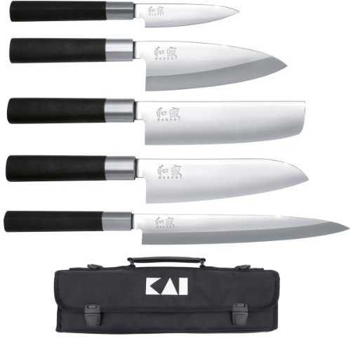 KAI Wasabi Black Messertasche bestückt - Allzweckmesser 10 cm, Deba 15 cm, Nakiri 16,5 cm, Santoku 16,5 cm, Yanagiba 21 cm - rostfreier 6A/1K6 Edelstahl poliert 58 (±1) HRC - schwarzer Griff