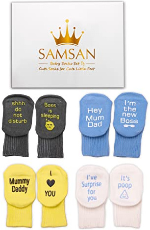 Lot de 4 paires de chaussettes pour bébé – Cadeau unique pour fête prénatale ou nouveau-né – 4 paires de citations amusantes et mignonnes dans un coffret cadeau – Pour garçons et filles de 0 à 12