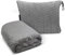 Proglobe Couverture de Voyage Douce & Chaude pour Avion & Voiture - Indispensable pour Les Longs Vols pour Femmes, Hommes, Enfants - Oreiller Compact avec Housse de Bagage & Clip pour Sac à Dos, Gris