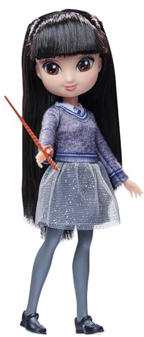 HARRY POTTER-WIZARDING WORLD - MUÑECA CHO CHANG 20CM - Figura Cho chang Articulada con Varita y Uniforme Hogwarts - 6061837 - Juguetes Niños 5 Años +