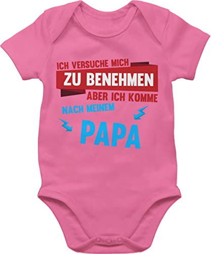 Baby Body Junge Mädchen - Sprüche - Ich versuche mich zu benehmen aber ich komme nach meinem Papa Blitze - 12/18 Monate - Pink - pinkelparty geschenke babymode witzig spruch komm meinen bodys
