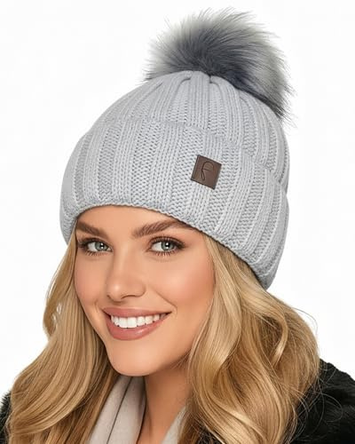 Baesics Bommelmütze Damen Herren - Wintermütze Kunstfell Bommel warm | Mit flauschigem Pompon und weichem Fleecefutter, Größe ca. 54-58 cm, Strick aus der EU. Warm für Herbst, Winter und als