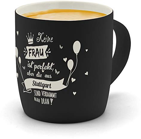 printplanet - Kaffeebecher mit Ort/Stadt Stuttgart graviert - SoftTouch Tasse mit Gravur Design Keine Frau ist Perfekt, aber... - Matt-gummierte Oberfläche - Farbe Schwarz
