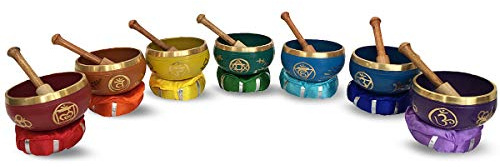 7 x CHAKRA-HARMONIE Messing Therapieklangschalen (je ca. 10-11 cm). 21-tlg. Klangmassage-Set (ca. 5900g) mit Kissen & Klöppel. 81848-1