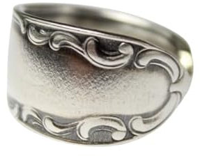 Ein Besteckschmuck-Ring, etwa der Größe 62 (19,8 mm), hergestellt aus einem Besteckteil.