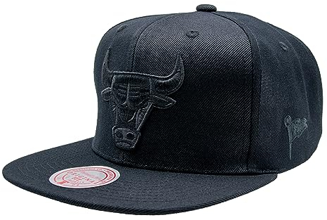 Mitchell & Ness Black on Black Snapback - Chicago Bulls, Schwarz