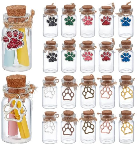 PH PandaHall 10 Styles Mini Bouteilles en Verre avec Bouchon en Liège 20pcs Petits Pots en Verre 10ml Bouteilles de Faveurs de Vœux avec Breloque de Patte pour Décor de Stockage Artisanat de Mariage