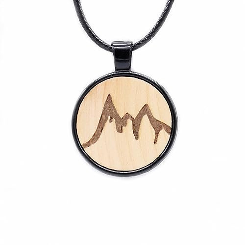 Bergmotiv Holzkette Schwarz – Handgefertigter Holzschmuck aus Zirbenholz mit Metallfassung | Stilvolle Natur Halskette für Damen & Herren | Verstellbares schwarzes Lederband