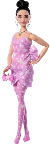 Barbie Deluxe Style-docka nr 11 i rosa stjärnmönstrad jeansklänning med matchande tights, svart hår uppsatt i en hög knut, tillbehör som handväska och smycken, JJN71
